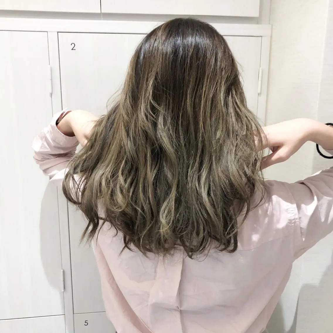 ロング カラー アディクシーカラー アッシュ バレイヤージュ ベージュカラー 透明感カラー 似合わせカット/ レイヤーカット/新谷のヘアスタイル