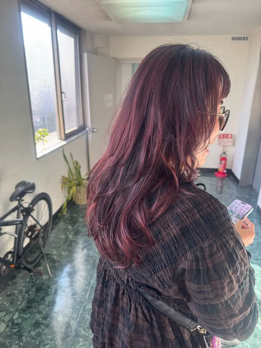 ロング カラー ボルドーカラー ハイライトカラー ハイライト ヘアカラー トリートメント 髪質改善/レイヤー カット☻岩本栄輝のヘアスタイル