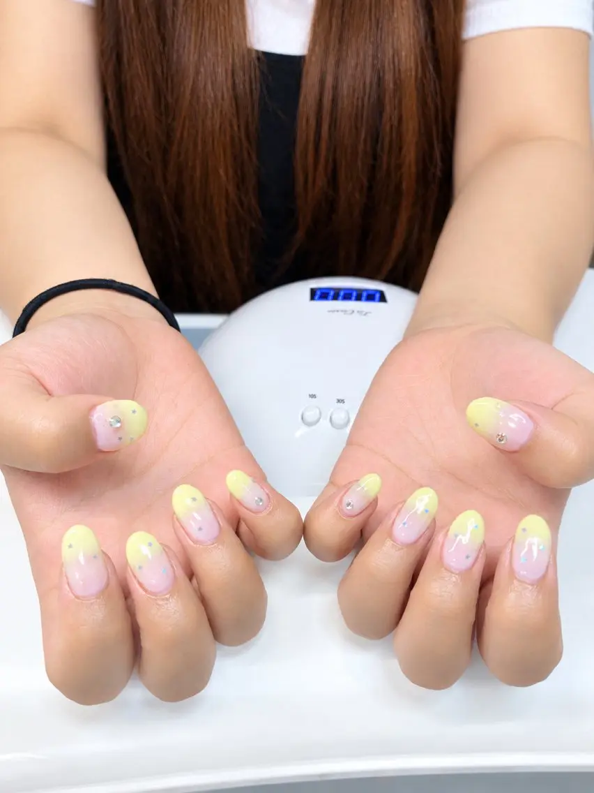 ネイル キラキラネイル ニュアンスネイル ピンク 春ネイル 黄色 ハンドネイル Kii nailのネイルデザイン