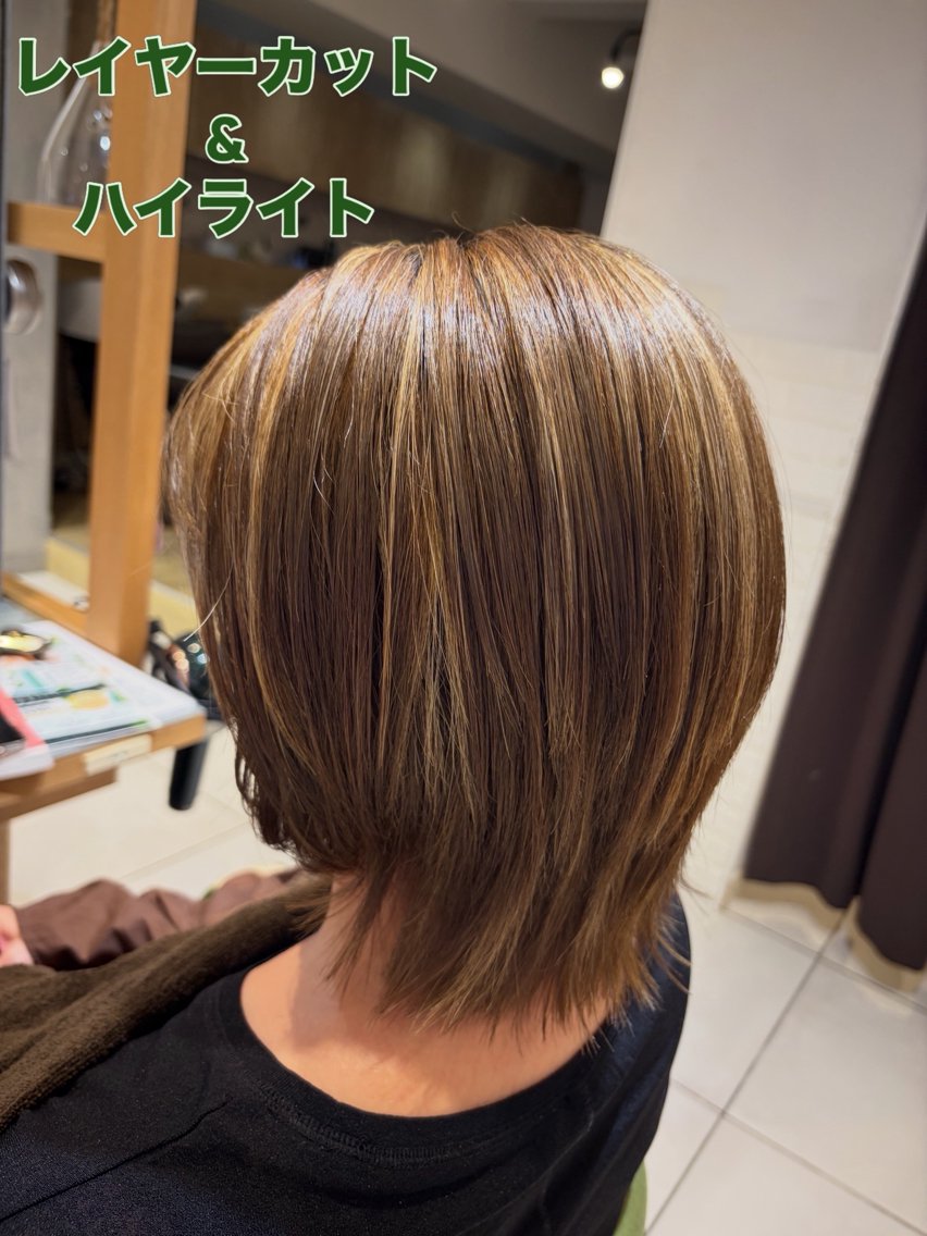 ミディアム カラー ハイライトカラー レイヤーカットのヘアスタイル