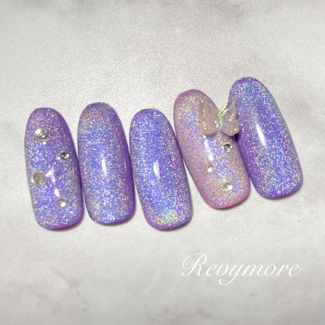 ミディアム ネイル 韓国風ヘア ジェルネイル キラキラネイル 韓国ネイル マグネットネイル nail salon Revymoreのネイルデザイン
