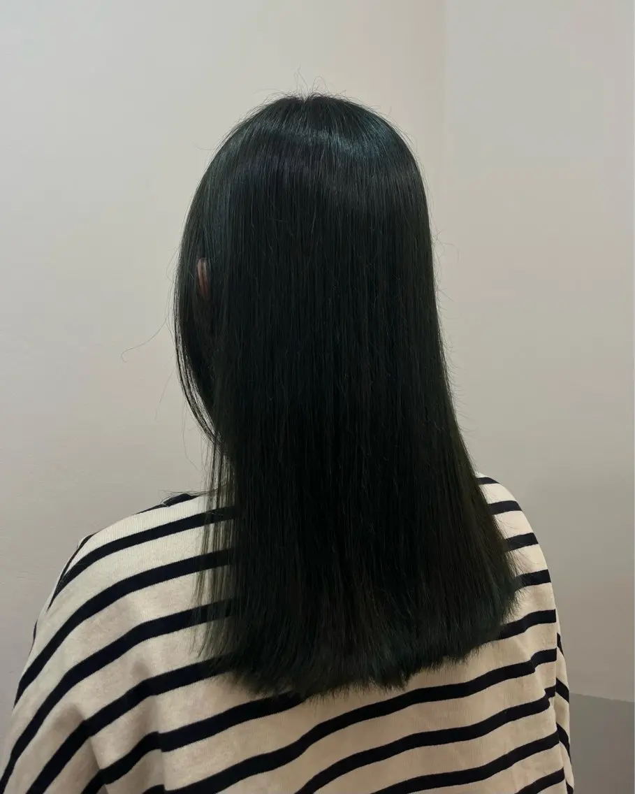 セミロング カラー ブリーチ 透明感カラー ダークグリーン デザインカラー ハイトーンカラー ヘアカラー トリートメント sayuri /大阪・心斎橋美容師のヘアスタイル