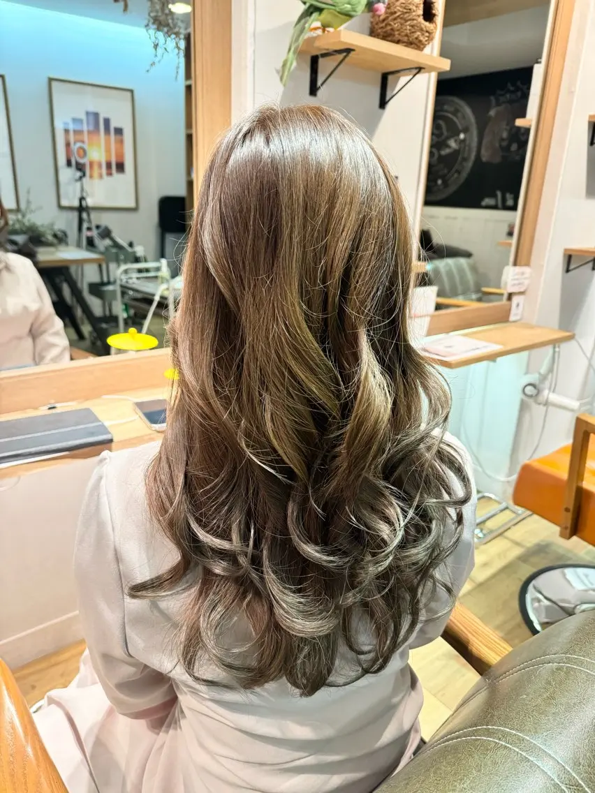 ロング カラー アッシュ ヘアカラー トリートメント ツキダテ ユイのヘアスタイル