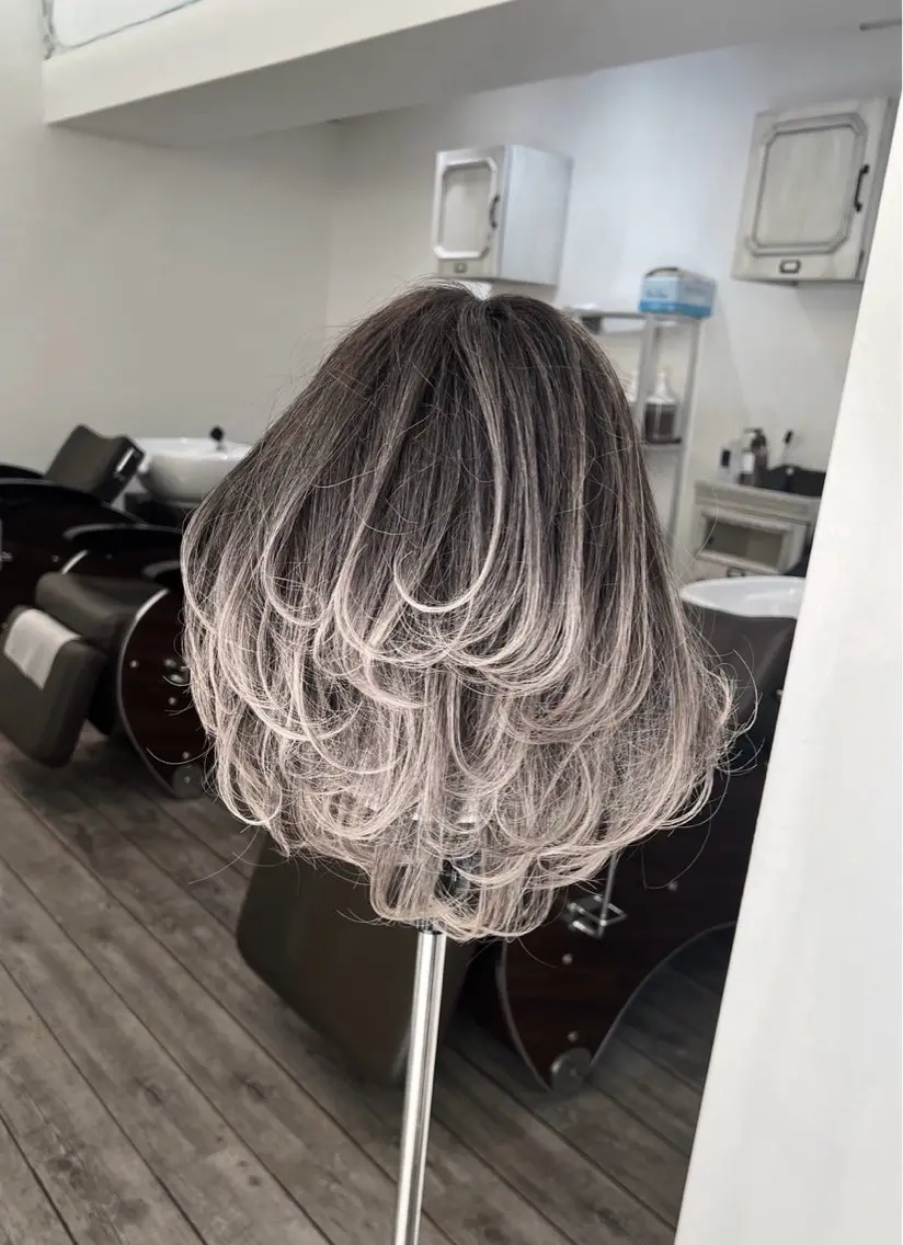 ミディアム カラー バレイヤージュ シルバー ホワイトシルバー レイヤーカット 指名数No.1 /NAOYAのヘアスタイル