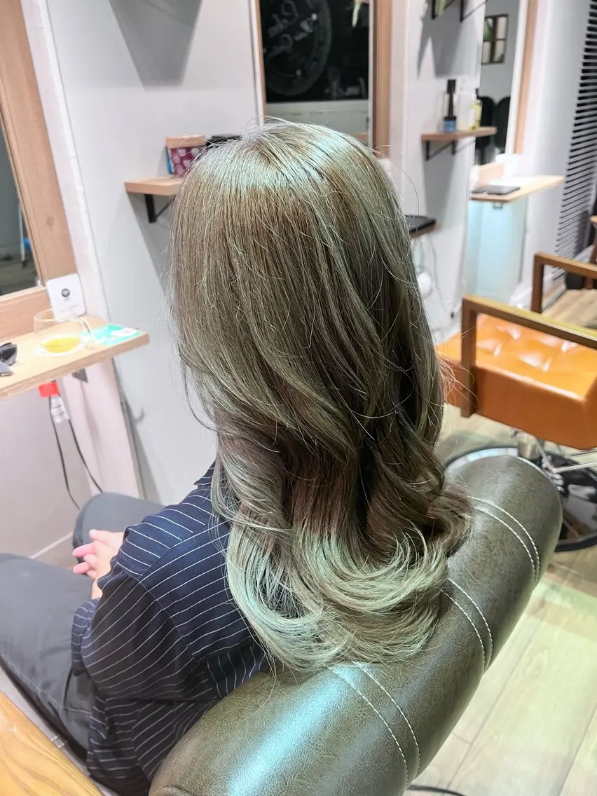 ロング カラー ブリーチ グレージュ ヘアカラー トリートメント ツキダテ ユイのヘアスタイル
