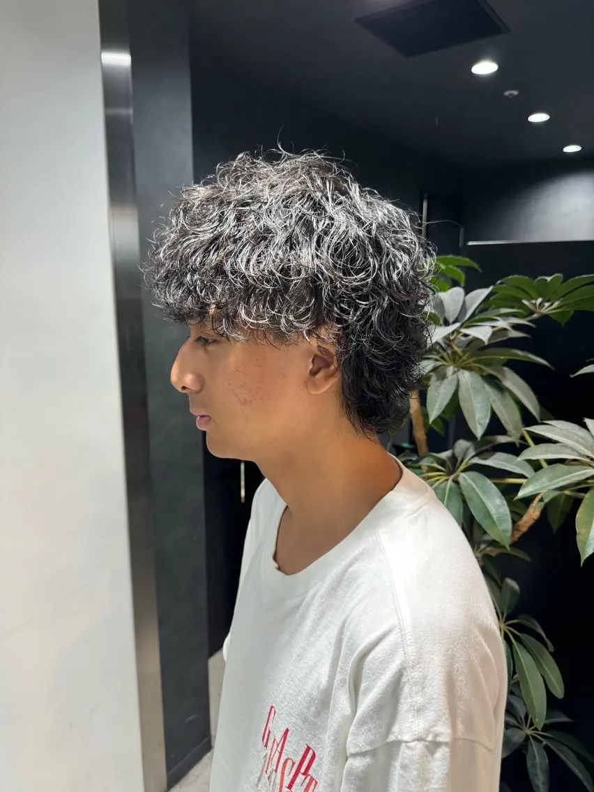 ショート カラー パーマ ヘアアレンジ メンズ メンズブリーチ センターパート メンズハイライト メンズハイトーン マッシュ カット パーマ トリートメント ヘッドスパ ヘアセット スパイキー/フェザー /波巻き/かいとのヘアスタイル