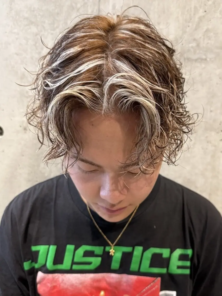 カラー パーマ メンズ センターパート メンズハイトーン メンズメッシュ メンズパーマ ハイトーンカラー カット ヘアカラー パーマ 心斎橋メンズサロン リベルテグリットのヘアスタイル