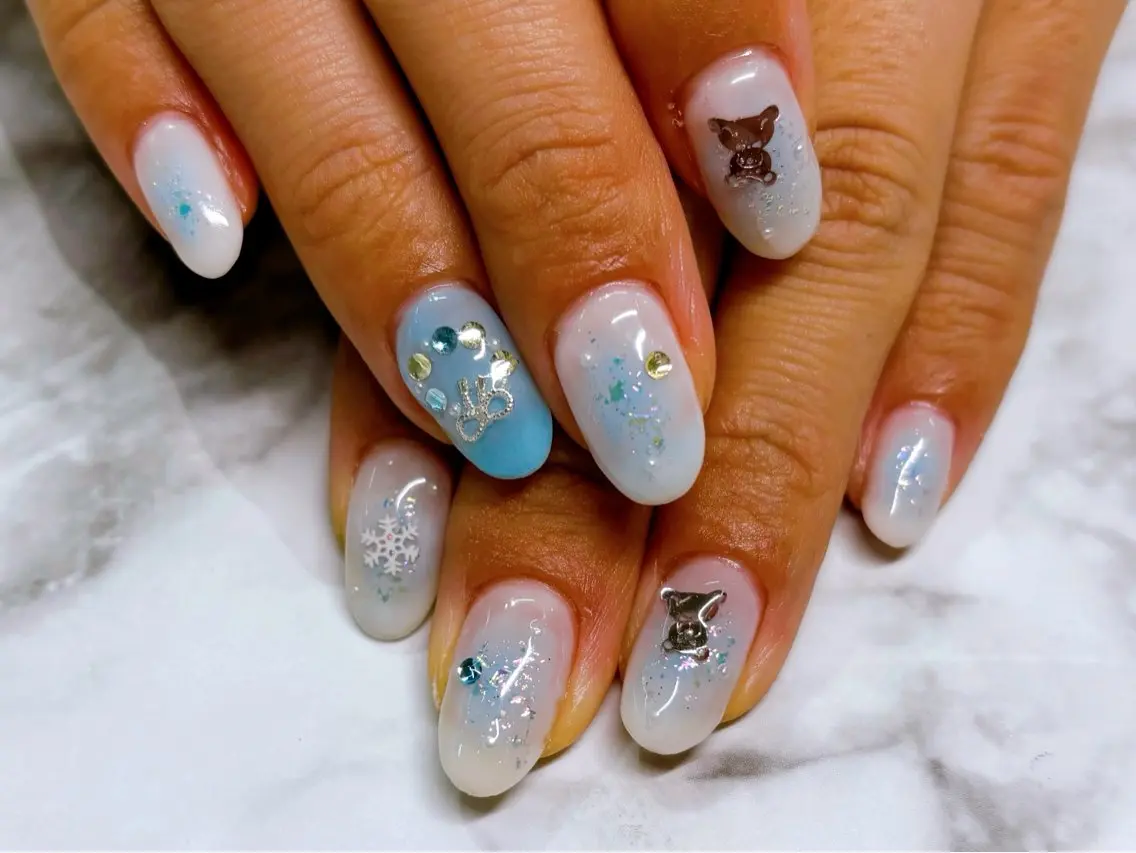 ネイル チークネイル キラキラネイル 水色 冬ネイル クリスマス ハンドネイル Lani🌈Nail Konatsuのネイルデザイン