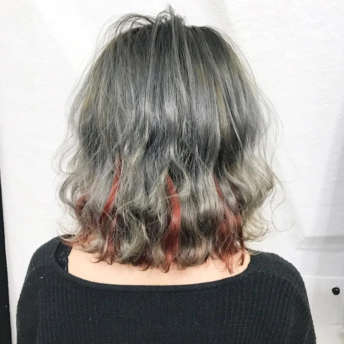カラー ブリーチ インナーカラー レッドカラー シルバー ホワイトシルバー K-POP好き美容師 🇰🇷Kai.Yのヘアスタイル