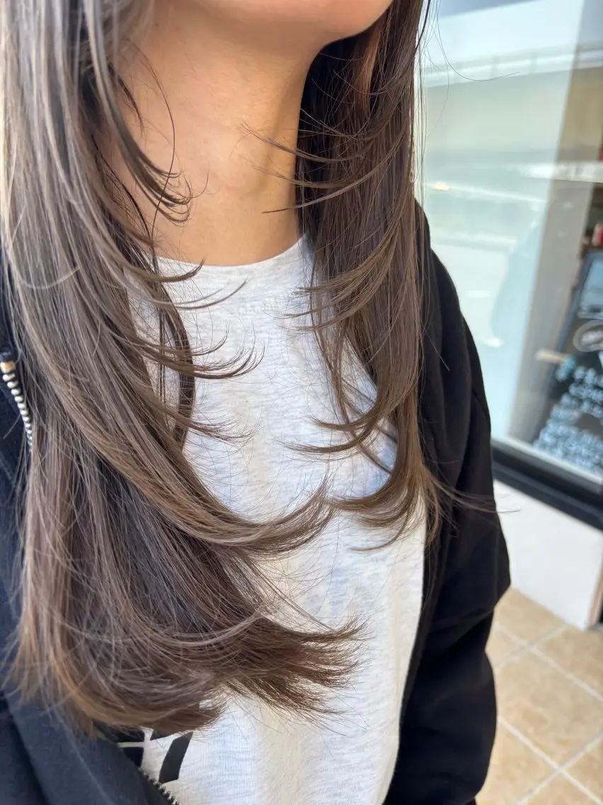 ロング カラー ベージュカラー ブリーチ ミルクティーベージュ レイヤーカット 伊波 さやかのヘアスタイル