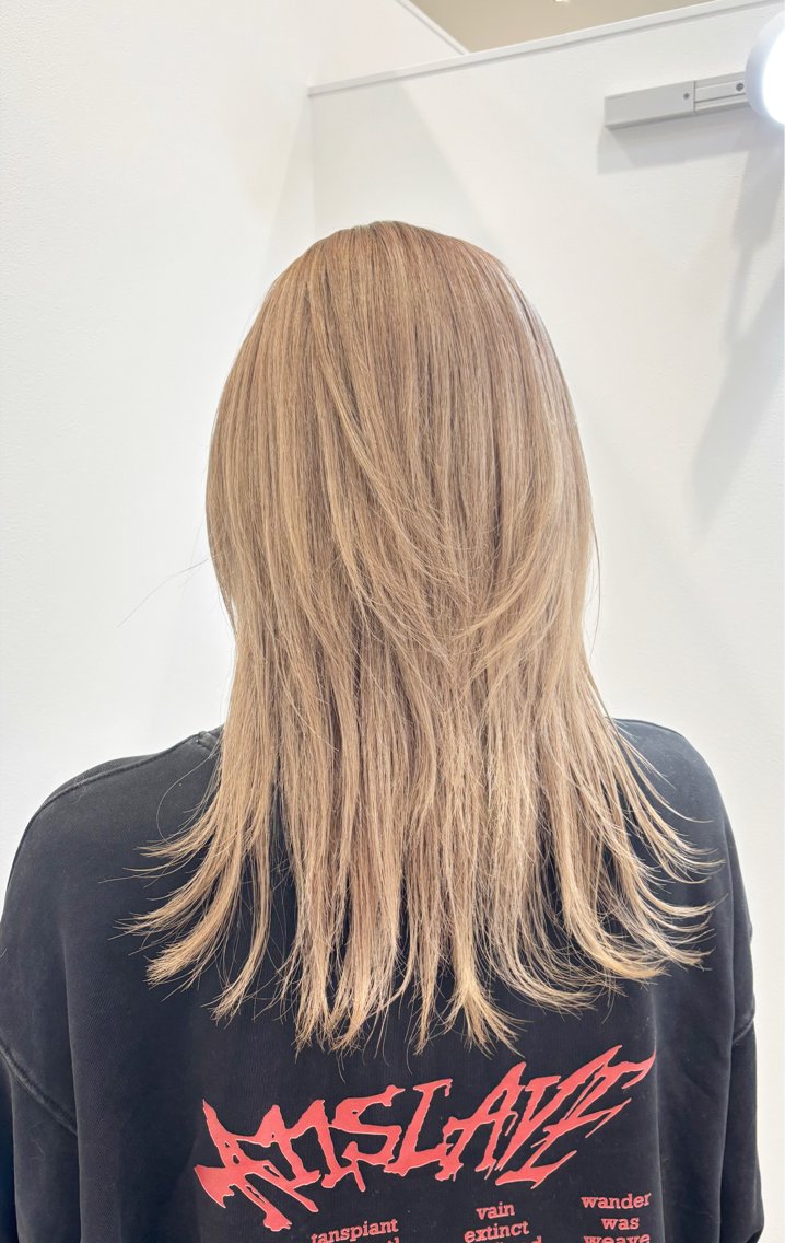 ミディアム カラー ベージュカラー ホワイトベージュ ウルフカット ヘアカラー 根岸 麻菜のマツエク・マツパデザイン