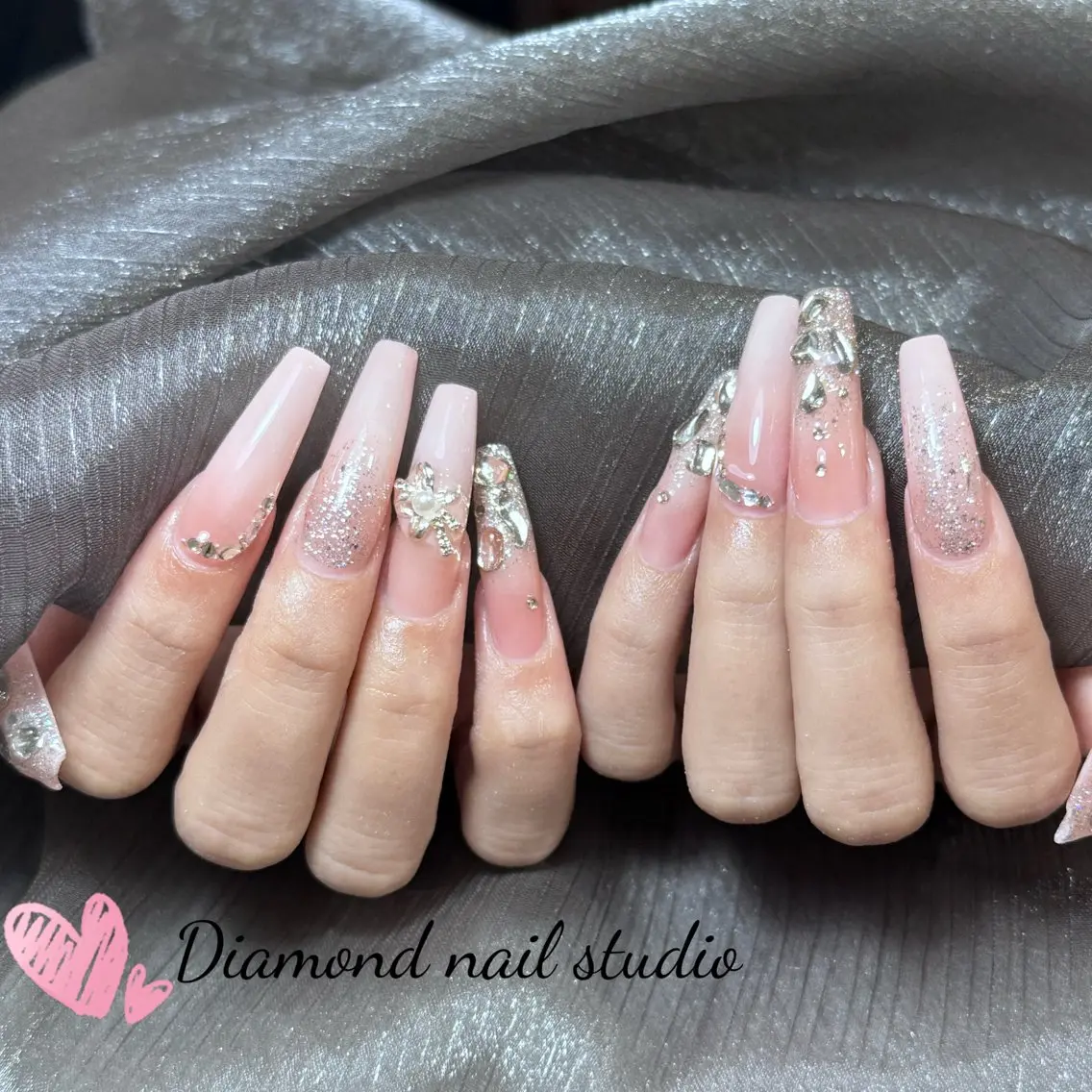 ネイル アートネイル オーロラネイル フラッシュネイル ガーリー キラキラネイル ハンドネイル Una NAILMANAMIのネイルデザイン
