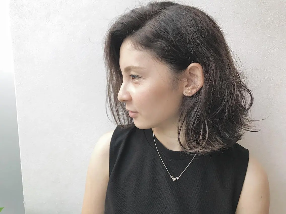 ミディアム カラー ダークグレー ダークグレージュ グレージュ AGU akariのヘアスタイル