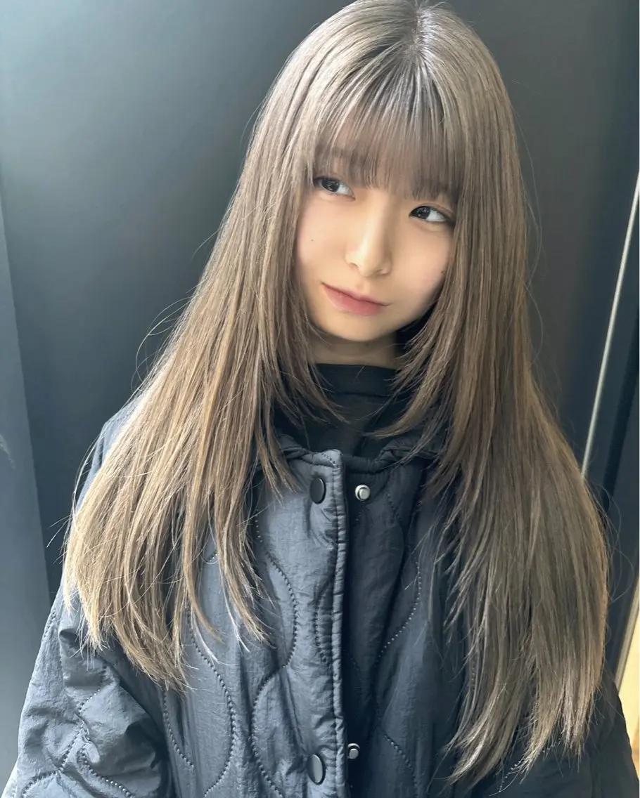 ロング カラー レイヤーカット 耳つぼ屋さん ‎🤍りりのヘアスタイル