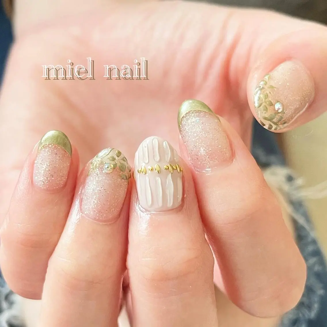 ネイル フレンチネイル ゴールド ラメ(グリッター) 夏ネイル miel nailのネイルデザイン