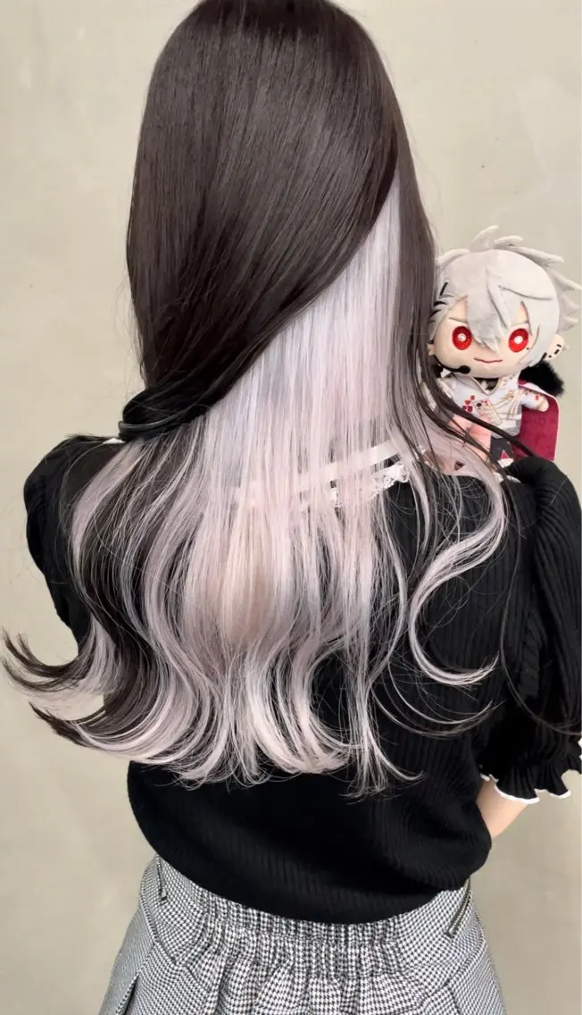 ミディアム カラー インナーカラー 推し ブリーチ 髪質改善のヘアスタイル