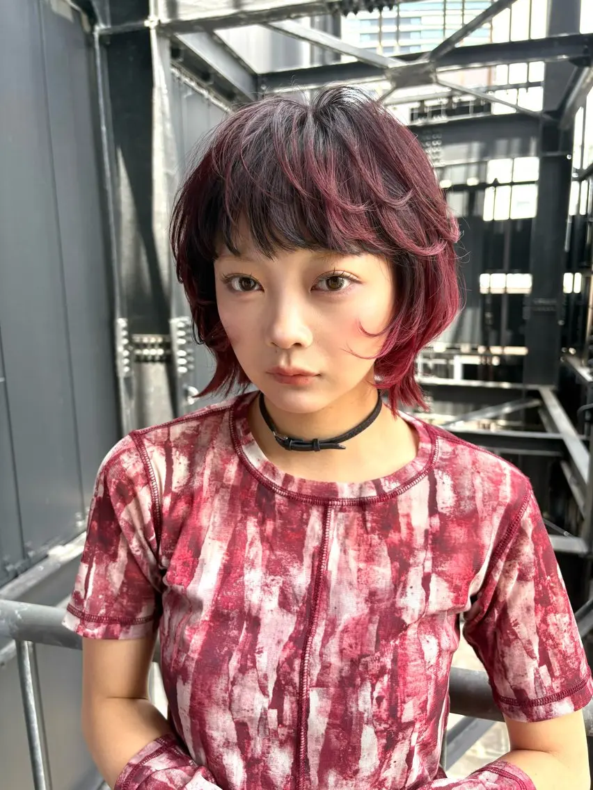 ミディアム カラー ブリーチ ボルドーカラー ブリーチなしカラー レッドカラー レイヤーカット ヘアカラー カラー/縮毛/ MINX 小野瀬隼のヘアスタイル