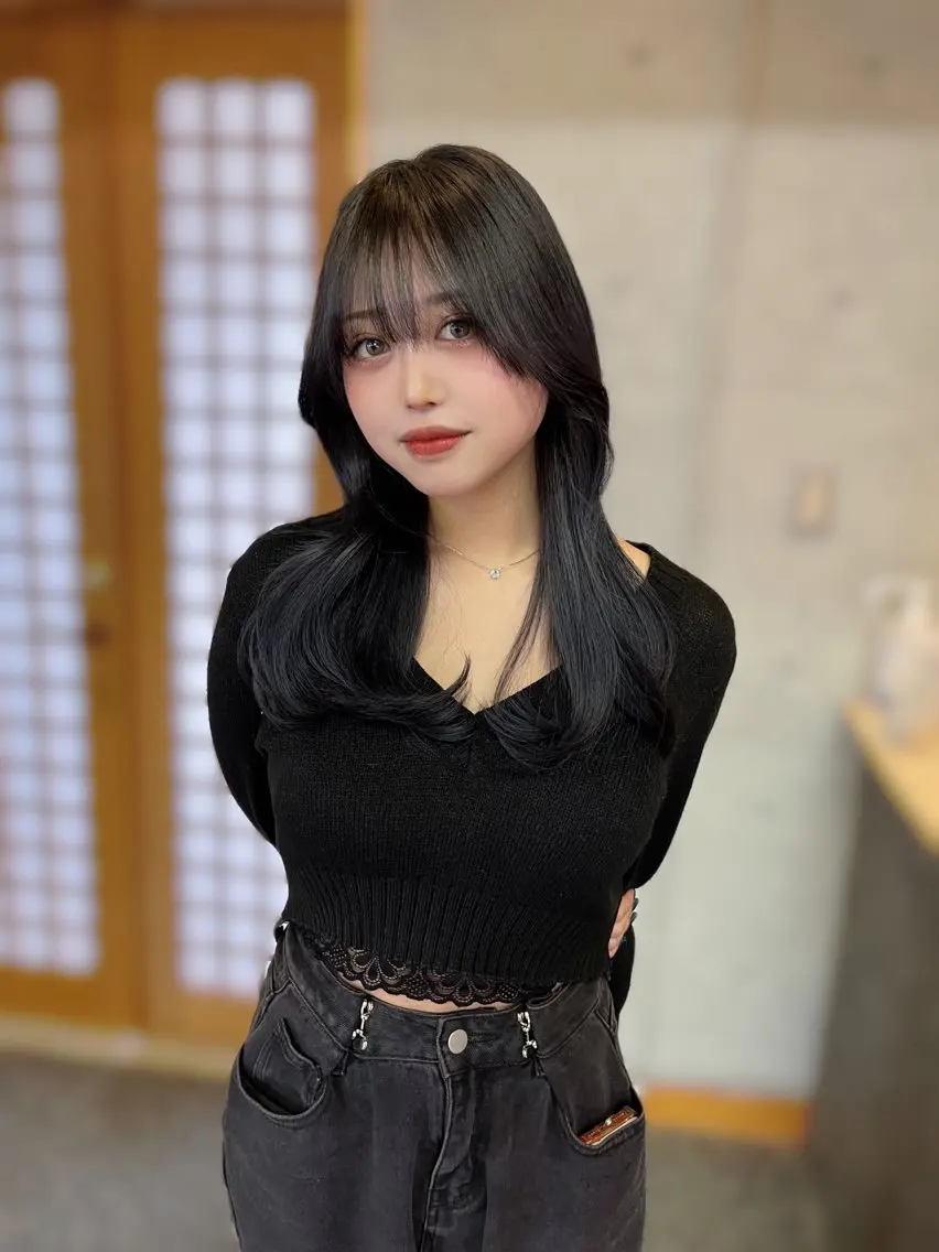 セミロング カラー 黒髪 ブルーカラー ブルーブラック ヘアカラー トリートメント 韓国ヘア🇰🇷 RYOTAのヘアスタイル