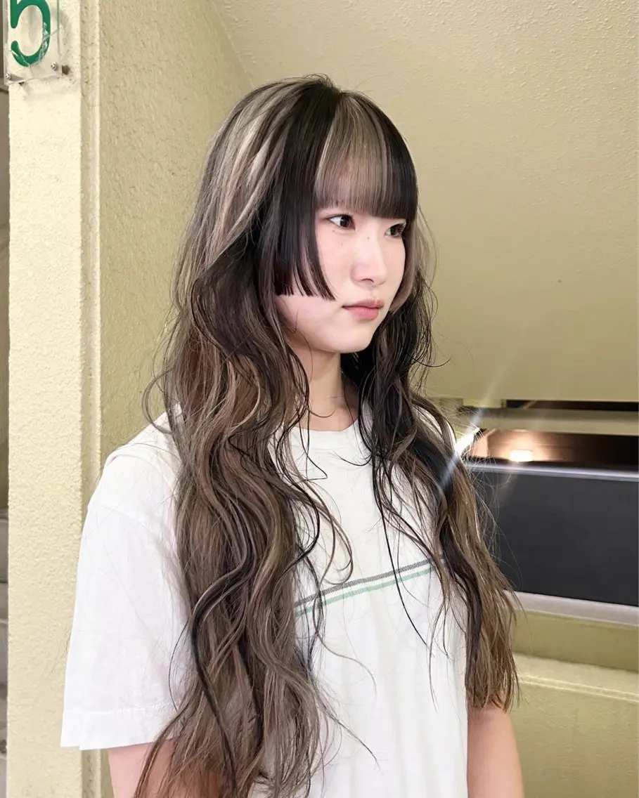 ロング カラー ブリーチ デザインカラー ハイライトカラー ハイトーンカラー 顔まわりレイヤー レイヤーカット/栄/ 顔周り/キトウモエノのヘアスタイル