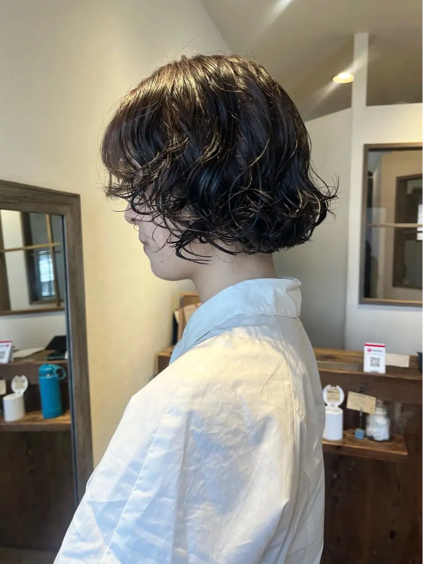 ショート カラー パーマ 透明感カラー ラベンダーカラー ボブ レイヤーカット カット ヘアカラー パーマ トリートメント 上品な暖色/丸みボブ Chie🪷のヘアスタイル