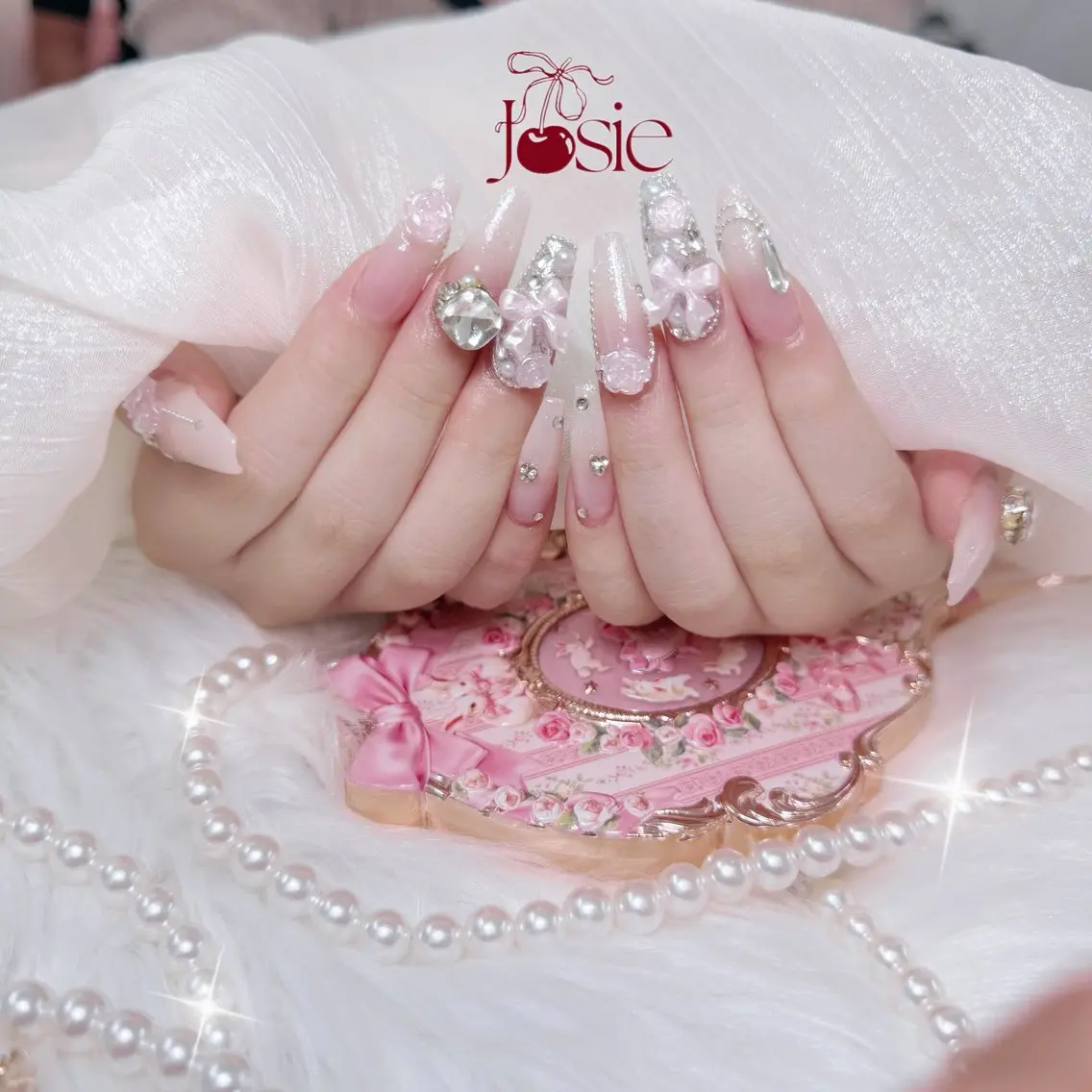 ネイル キラキラネイル 韓国ネイル ロングネイル ワンホンネイル ハンドネイル Josie nail salonのネイルデザイン