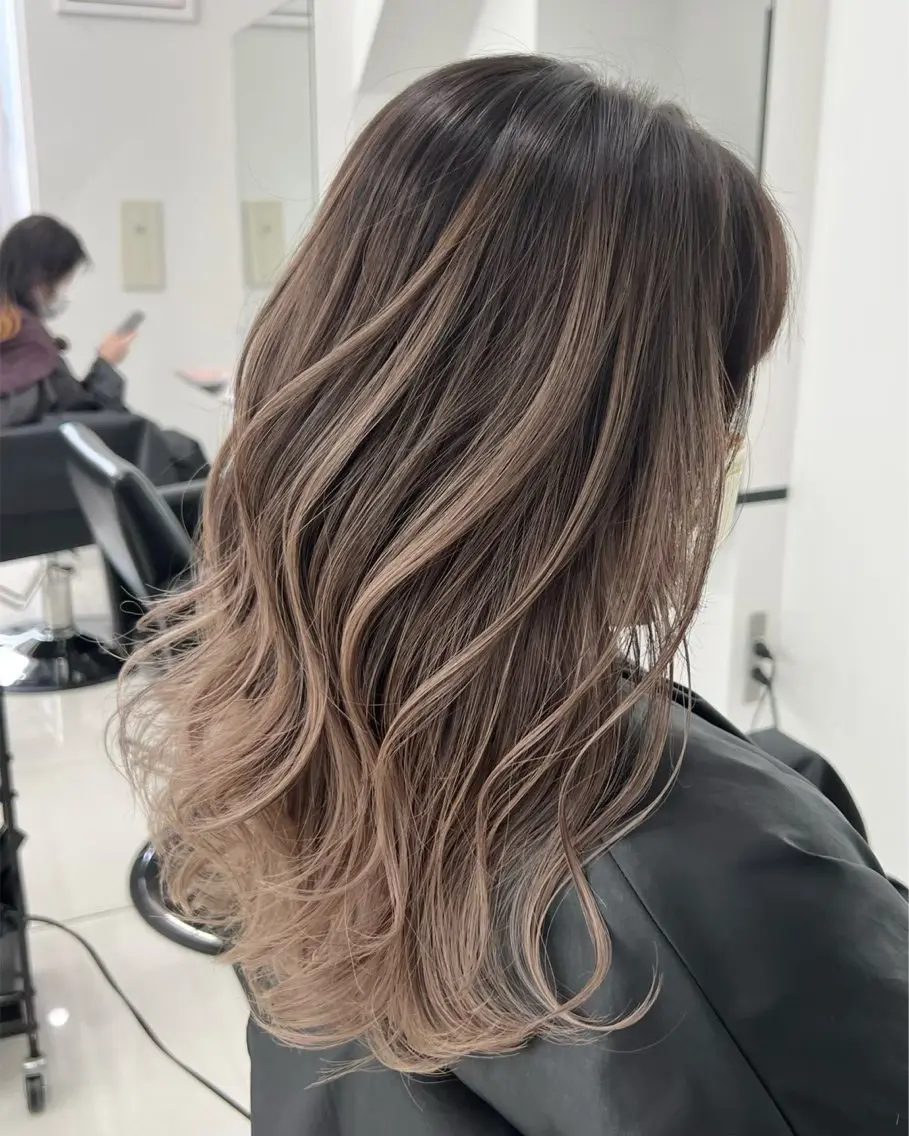 セミロング カラー バレイヤージュ レイヤーカット カット ヘアカラー トリートメント ブリーチカラー 安田海音のヘアスタイル