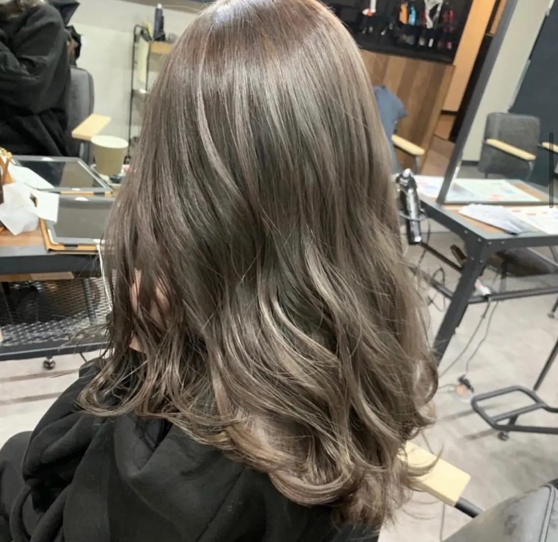 全体ブリーチ+カラー+トリートメント *ロング〜ミディアムヘアのみ カラー指定あり(グレージュ系)の写真