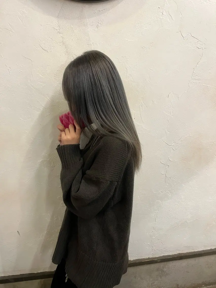ロング カラー ブリーチ ダークグレー 糸賀 蒼天のヘアスタイル
