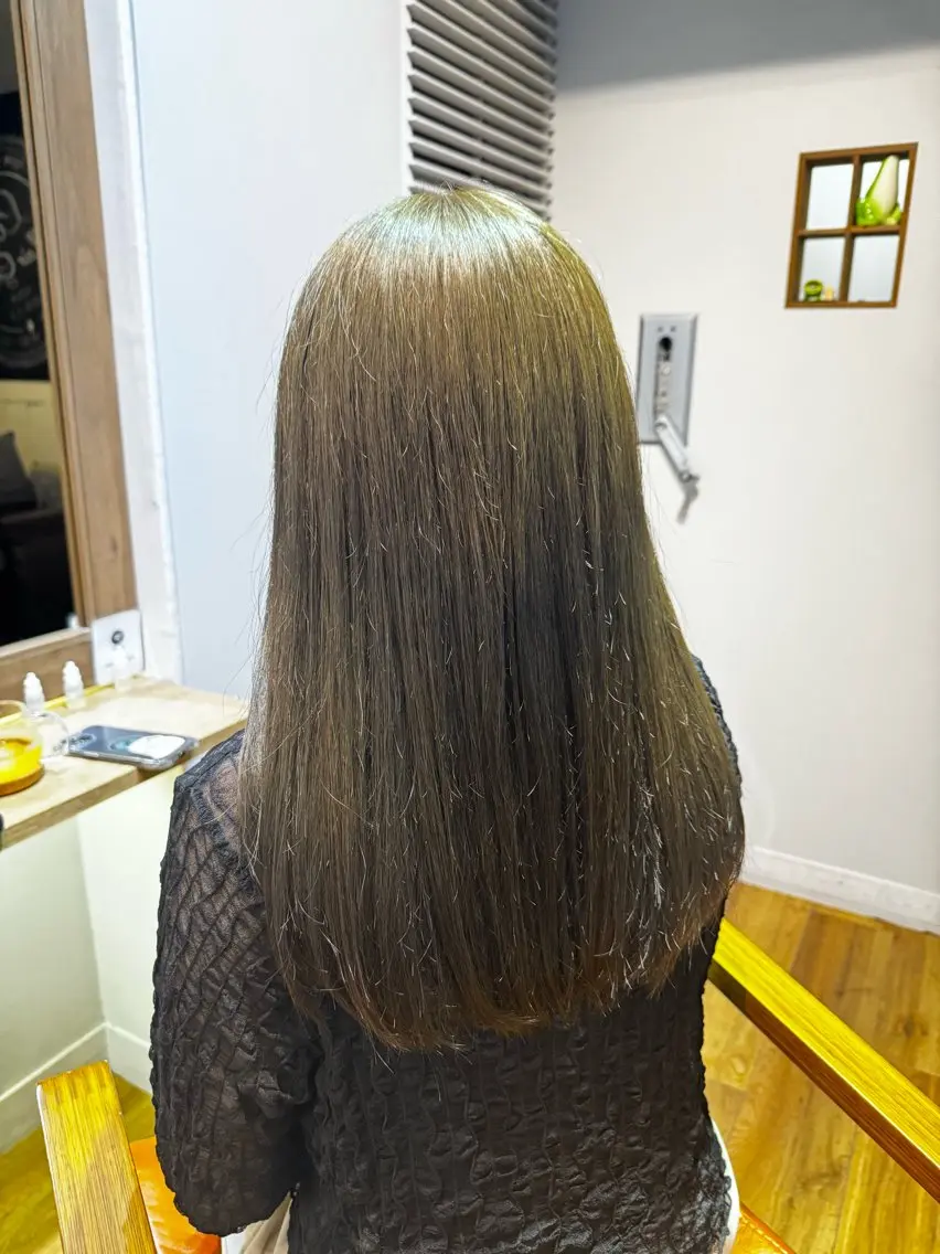 ロング カラー グレージュ オリーブグレージュ オリーブグレー カット ヘアカラー トリートメント ツキダテ ユイのヘアスタイル