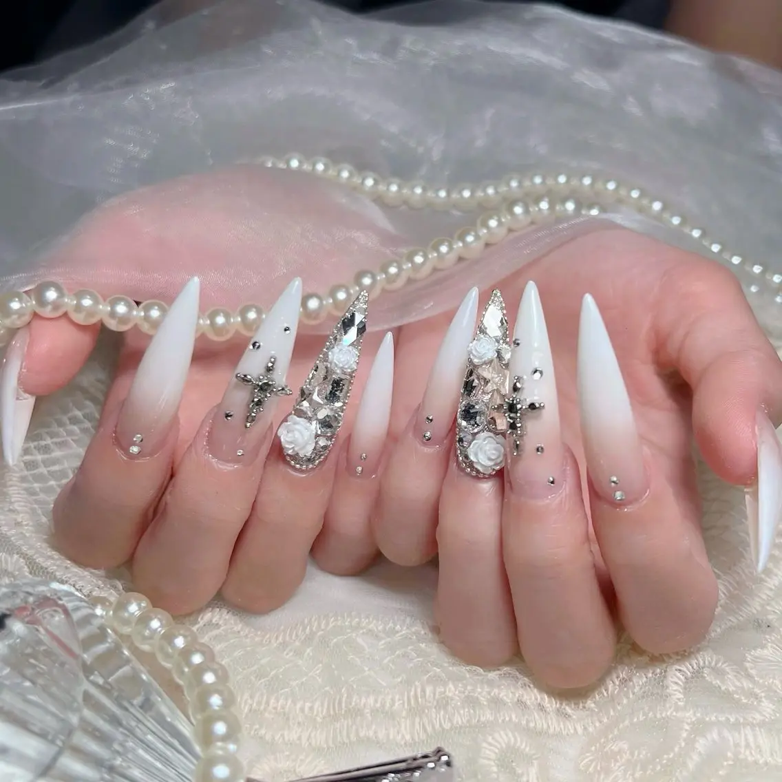 ネイル オーロラネイル 長さ出し フラッシュネイル フレンチネイル ジェルネイル ハンドネイル Amee Nail Salonのネイルデザイン