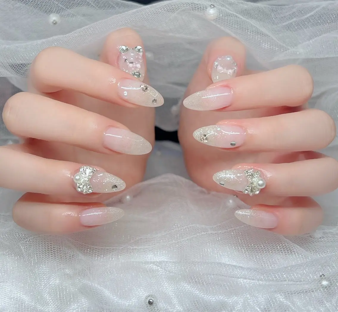 ネイル キラキラネイル シンプルネイル 冬ネイル クリスマス 🎀Lilla💎 Nail Salonのネイルデザイン