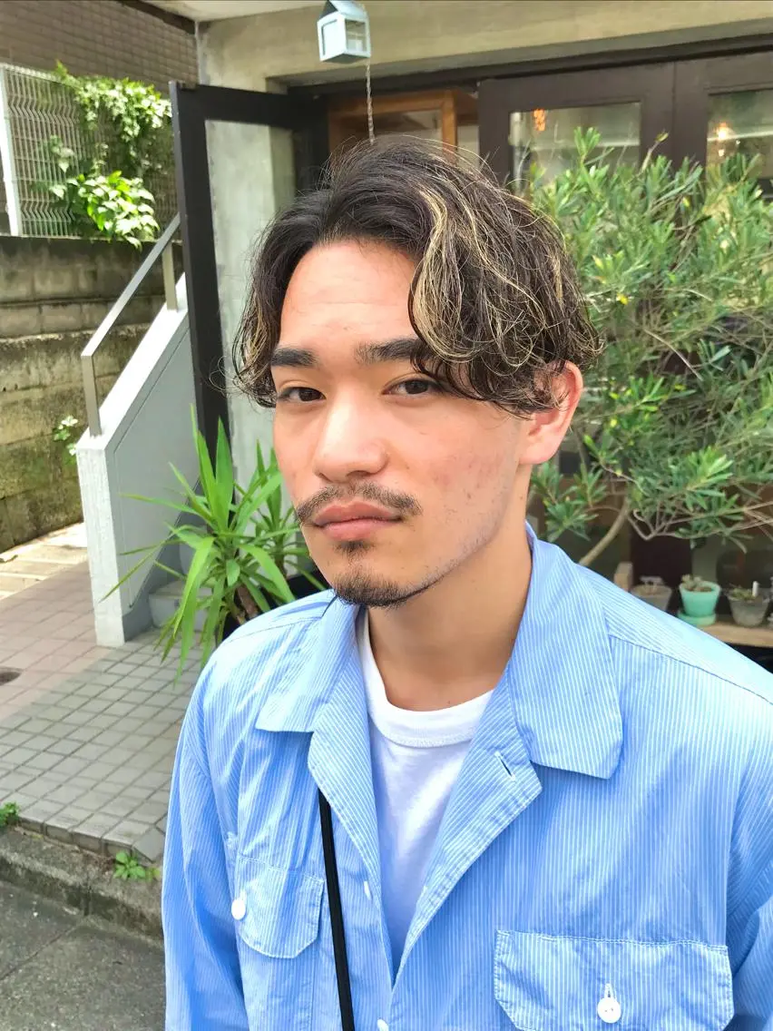 ⚫️🟡メンズカット&ハイライト+オンカラー&前後処理トリートメントの写真