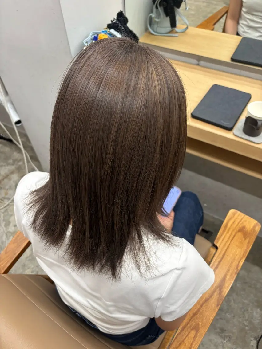 ミディアム カラー ブリーチ 透明感カラー グレージュ Libero / Hisaのヘアスタイル