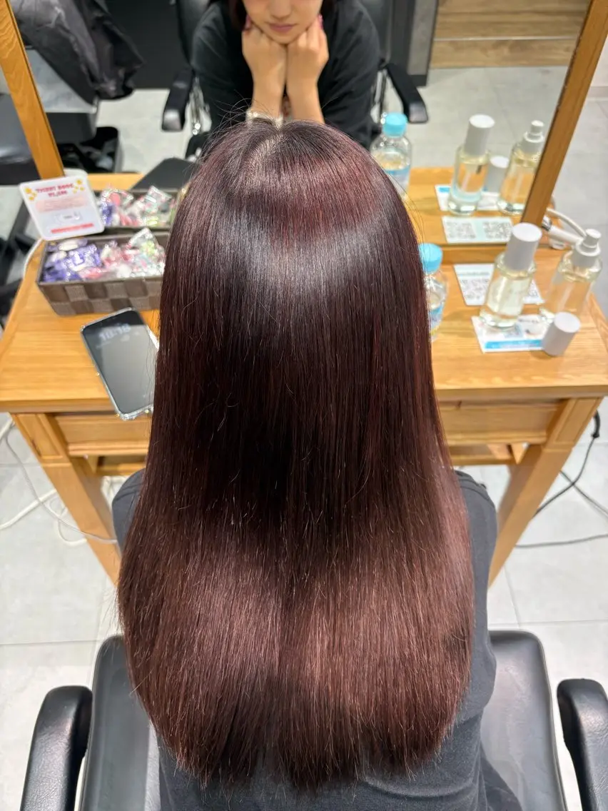 セミロング レッドブラウン 髪質改善 縮毛矯正 トリートメント 酸熱トリートメント ヘアカラー カラーモデル募集 🤍momoha🤍のヘアスタイル