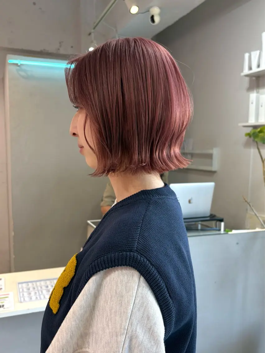 ミディアム カラー 切りっぱなしボブ ベージュカラー ブリーチ ピンクカラー ピンクベージュ カット ヘアカラー Ayuna /透明感カラーのヘアスタイル