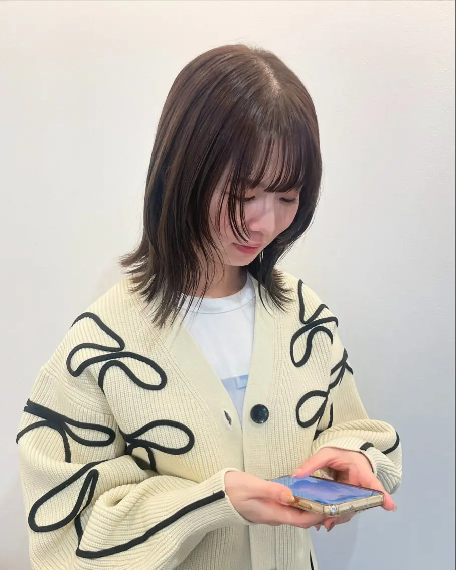 ミディアム カラー ボブレイヤー 透明感カラー グレージュ オリーブグレージュ オリーブグレー カット ヘアカラー トリートメント 梅田｜赤み消しオリー ブ/顔まわりレイヤーのヘアスタイル