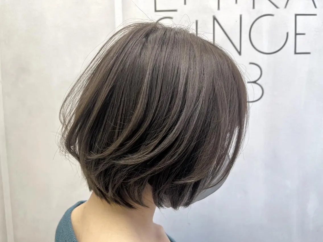 ショート カラー アッシュ ベージュカラー フォギーベージュ グレージュ オリーブベージュ カット ヘアカラー トリートメント N° emirai 溝の口のヘアスタイル