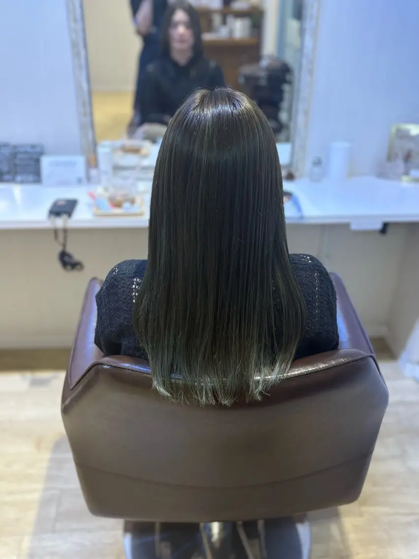 ロング カラー ハイライトカラー オリーブグレー ハイライト 上川畑 つかさのヘアスタイル