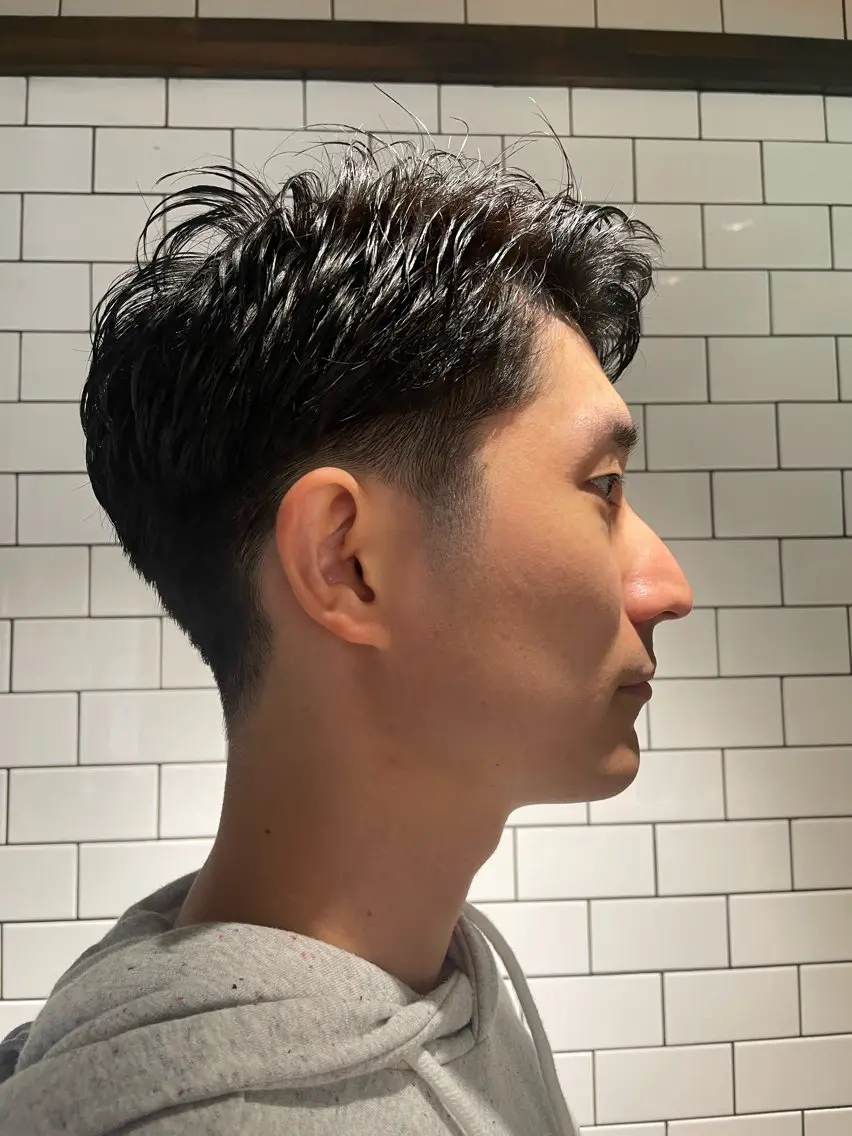 ショート カラー メンズ ビジネス ツーブロック 黒髪 グラデーションカラー 井上 飛鳥のヘアスタイル