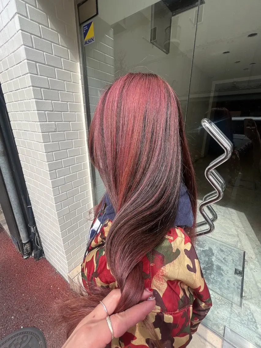 ロング カラー ハイライトカラー ピンクカラー ハイライト 岩切 晴香のヘアスタイル