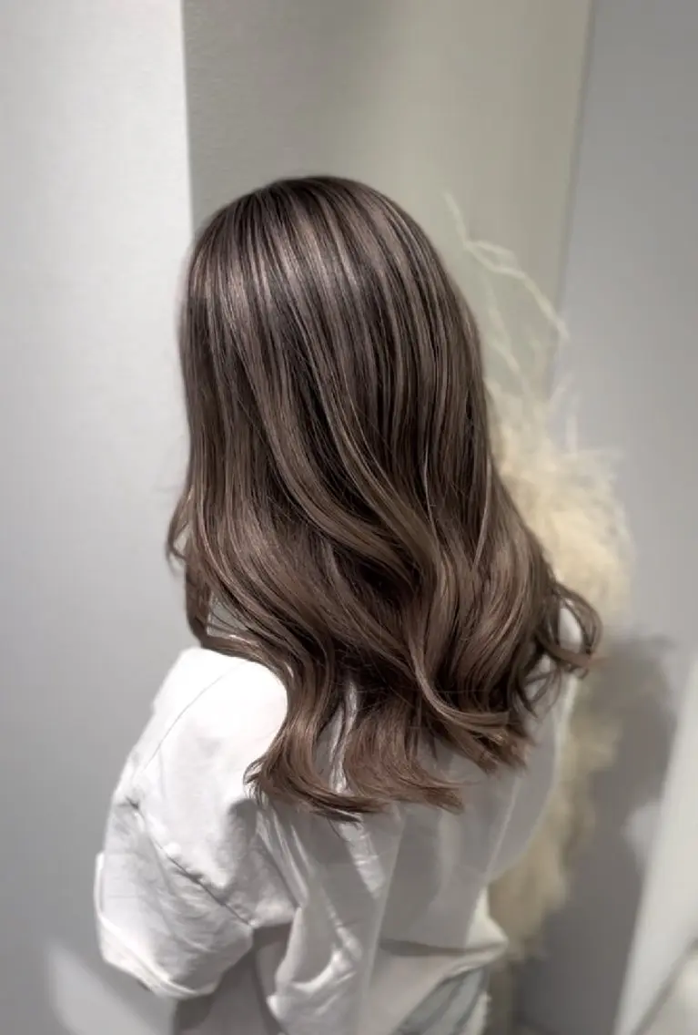 セミロング ハイライト 髪質改善 韓国風ヘア レイヤーカット piLLon 心斎橋のヘアスタイル