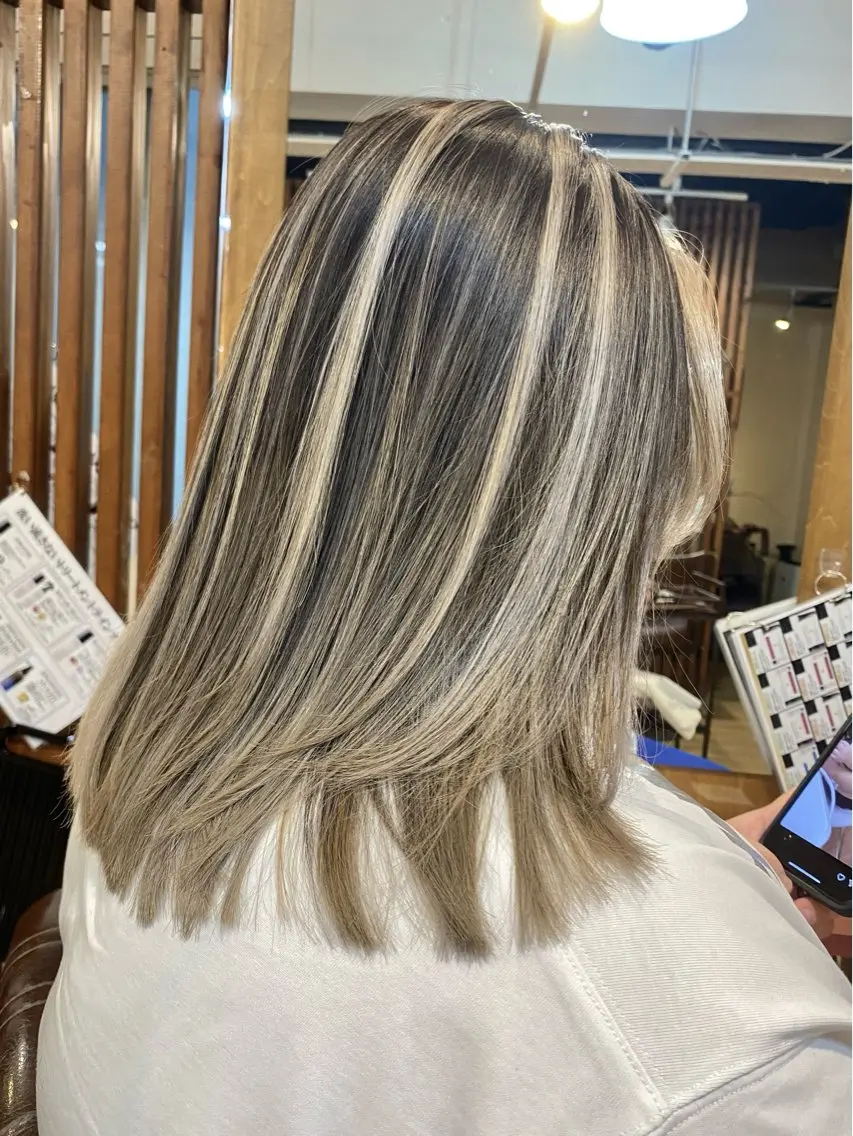 ミディアム レイヤーカット 白髪ぼかし バレイヤージュ志鎌のヘアスタイル