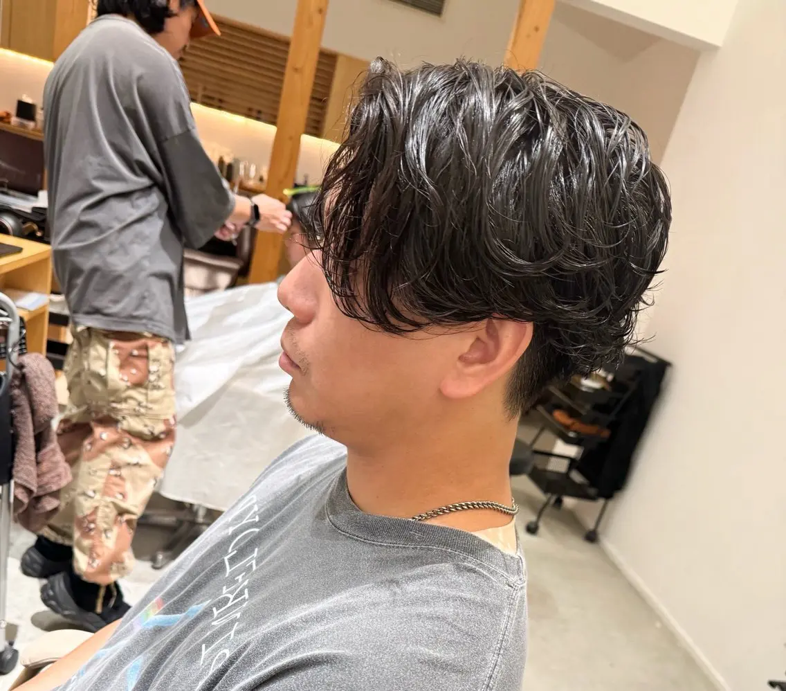 ミディアム パーマ メンズ ミディアムパーマ センターパート カルマパーマ メンズ韓国風 メンズパーマ 服部 雄輝のヘアスタイル