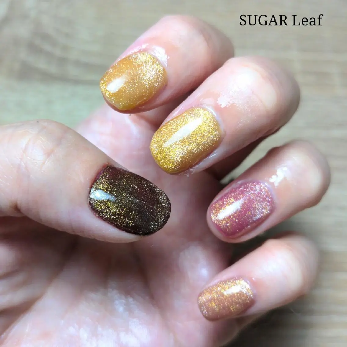 ネイル ゴールド マグネットネイル SUGAR Leafのネイルデザイン
