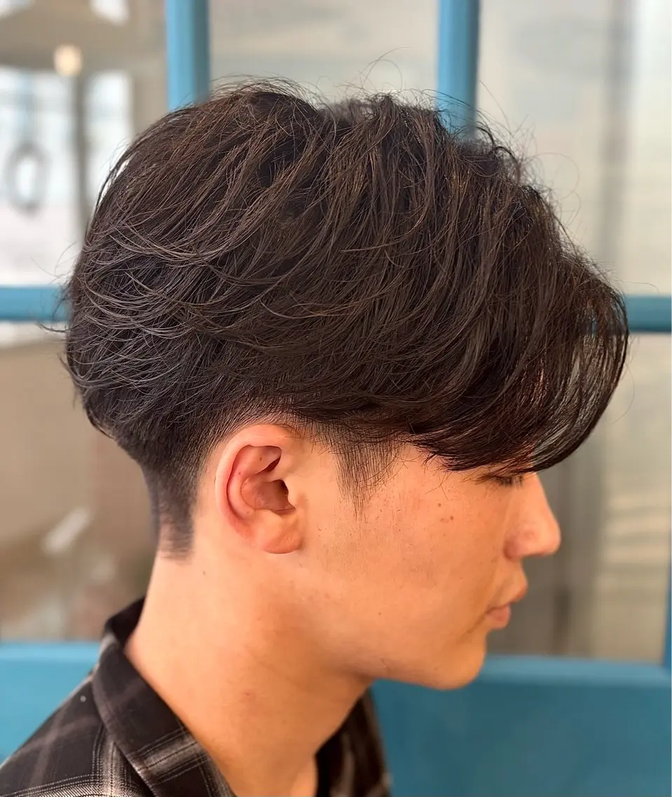 パーマ メンズ センターパート メンズパーマ カット パーマ トリートメント ショート、韓国メンズ ヘアのかつらぎのヘアスタイル