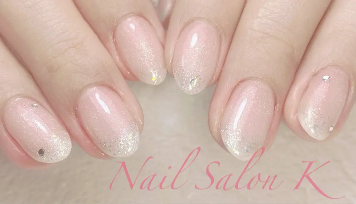 ネイル フラッシュネイル グラデーション マグネットネイル ストーンネイル ホワイト ハンドネイル Nail Salon K 🧸美爪育成のネイルデザイン