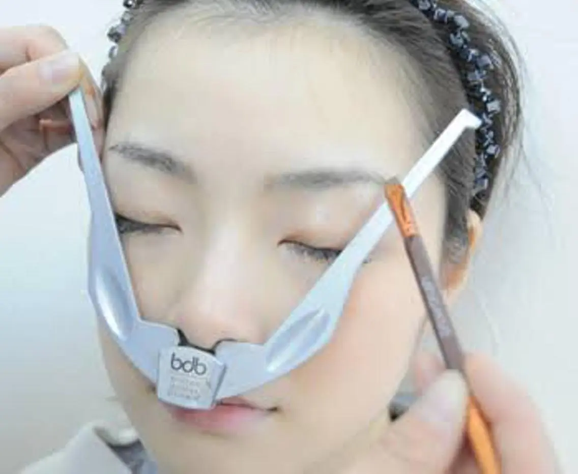 形を綺麗に!眉カットの写真