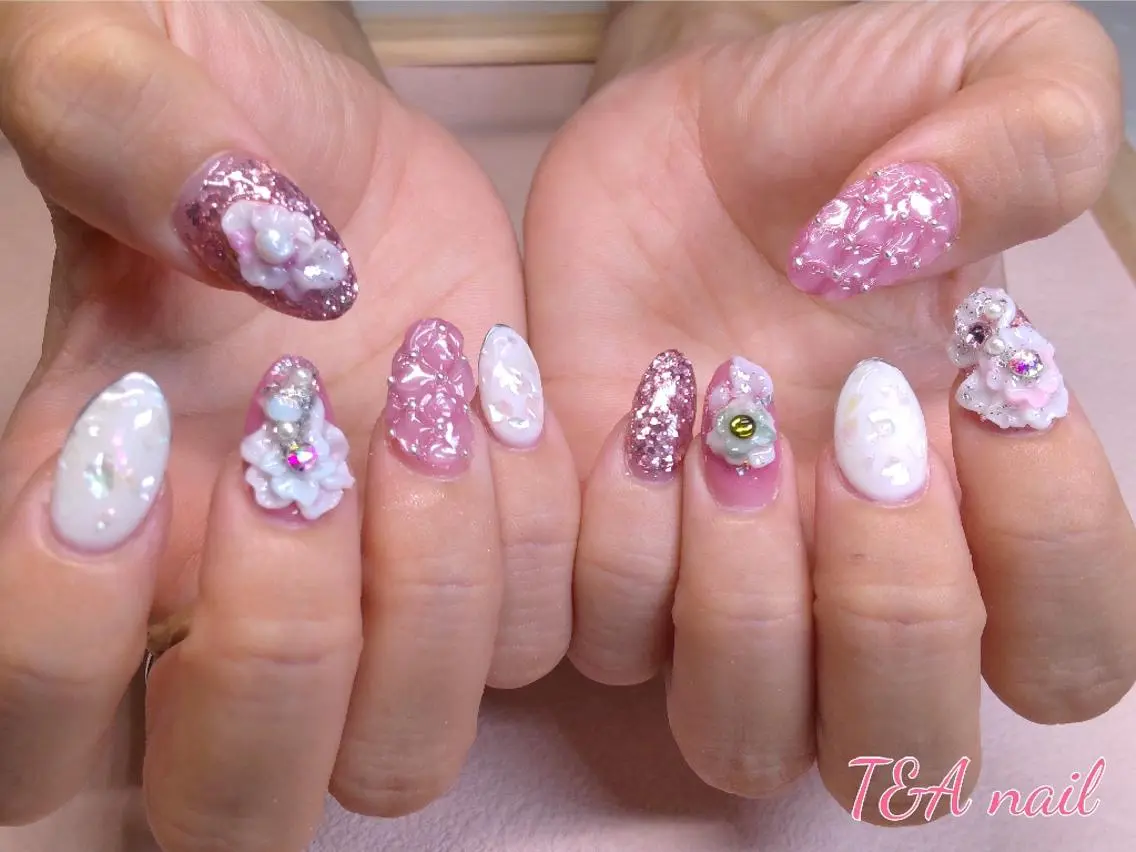 セミロング ネイル 長さ出し フラワーネイル ジェルネイル ゴージャス キラキラネイル T&A nailのネイルデザイン