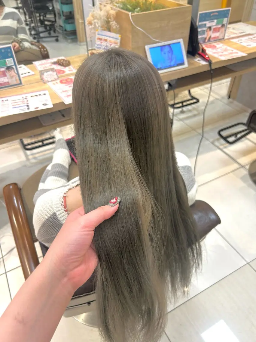 カラー 有村 実佑のヘアスタイル