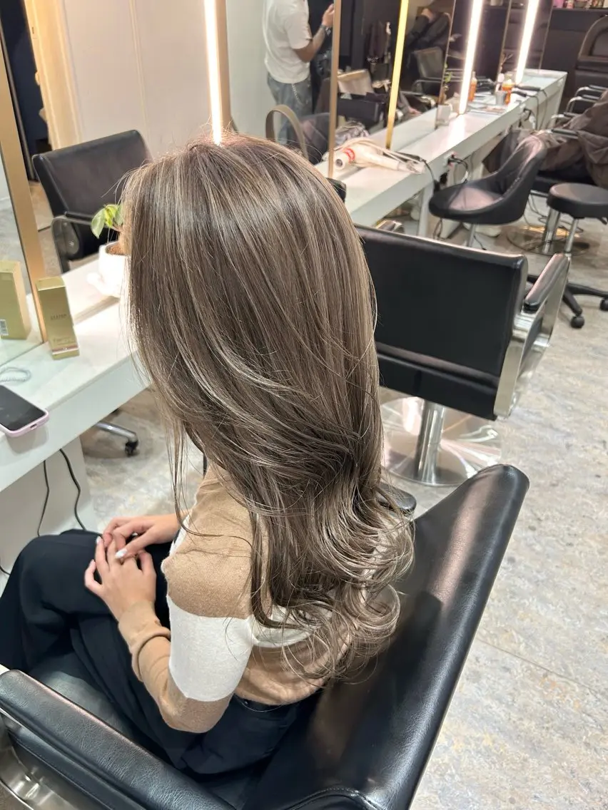 ロング カラー グレージュ レイヤーカット カット ヘアカラー トリートメント レイヤーカット BLend 渋谷のヘアスタイル